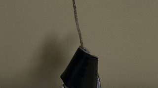 万両と冬の器。― 酒と花を包み込む、スパイラルのしつらえ ―